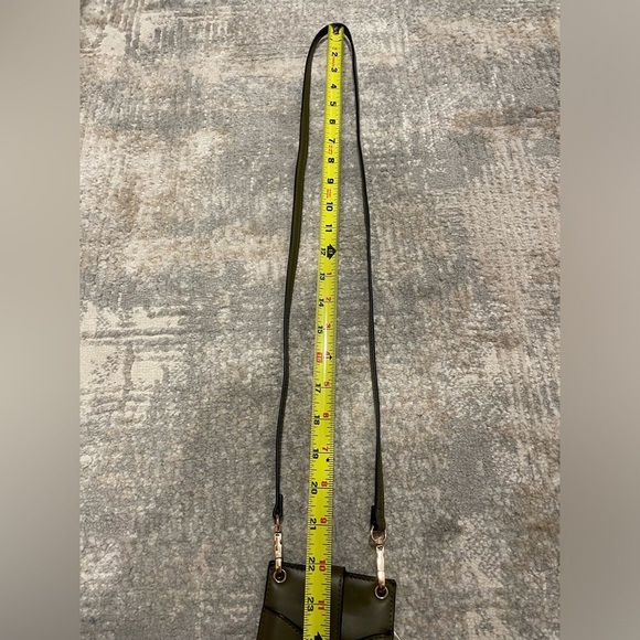 A New Day Green Crossbody Wallet Rose Gold Colored Hardware Phone Slot EUC - Picture 7 of 9